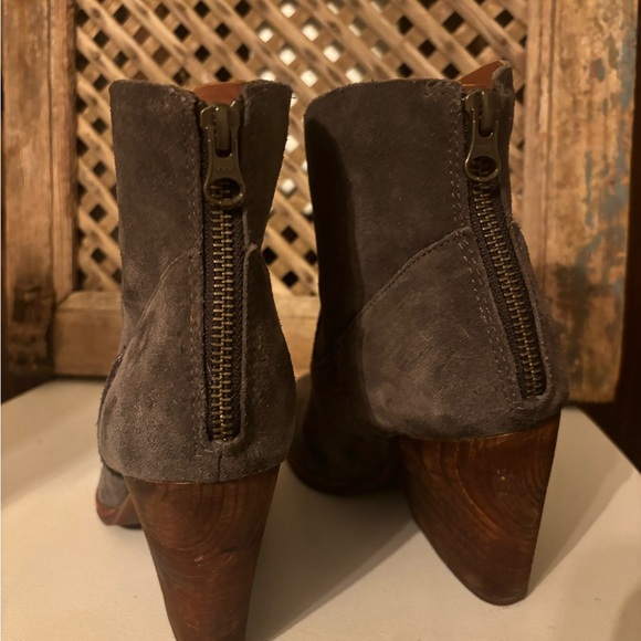 These boots are GORGEOUS!! Worn one time! They are a size 8. - Picture 6 of 8